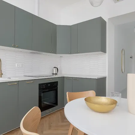 Sonata Apartment - 4Br & Private Sauna - Center דירה